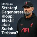 Jürgen Klopp dengan ekspresi serius mengenakan jaket Liverpool, disertai teks "Mengurai Strategi Gegenpressing Klopp: Efektif atau Sudah Terbaca?"